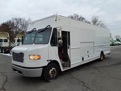 Freightliner MT55 24 ft Box Truck - 200HP, 6 Speed Automatic, Roll up Door