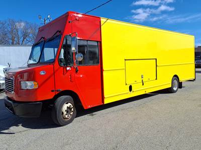 Freightliner MT55 24 ft Box Truck - 200HP, 6 Speed Automatic, Roll up Door