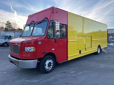 Freightliner MT55 24 ft Box Truck - 200HP, 6 Speed Automatic, Roll up Door