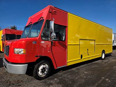 Freightliner MT55 24 ft Box Truck - 200HP, 6 Speed Automatic, Roll up Door