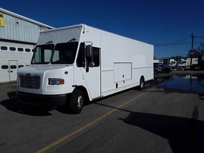 Freightliner MT55 24 ft Box Truck - 6 Speed Automatic, Roll up Door