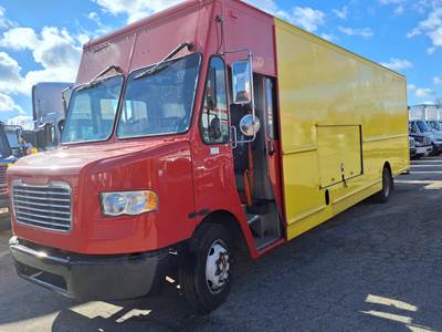 Freightliner MT55 24 ft Box Truck - 200HP, 6 Speed Automatic, Roll up Door