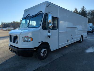 Freightliner MT55 24 ft Box Truck - 6 Speed Automatic, Roll up Door
