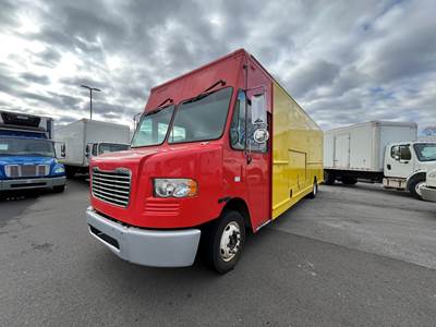 Freightliner MT55 24 ft Box Truck - 200HP, 6 Speed Automatic, Roll up Door