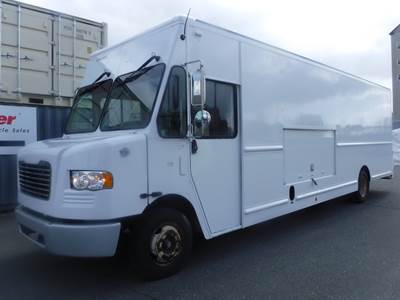 Freightliner MT55 24 ft Box Truck - 6 Speed Automatic, Roll up Door