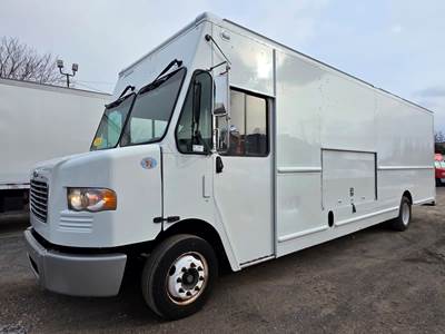 Freightliner MT55 24 ft Box Truck - 6 Speed Automatic, Roll up Door