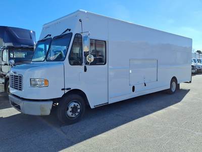Freightliner MT55 24 ft Box Truck - 200HP, 6 Speed Automatic, Roll up Door