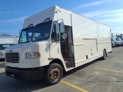 Freightliner MT55 24 ft Box Truck - 6 Speed Automatic, Roll up Door