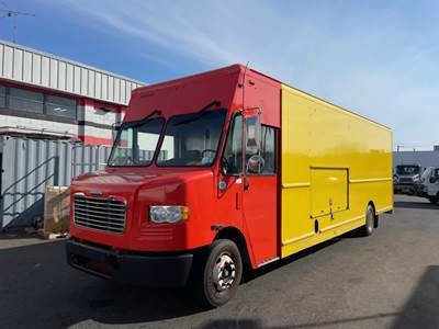Freightliner MT55 24 ft Box Truck - 200HP, 6 Speed Automatic, Roll up Door