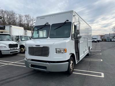 Freightliner MT55 22 ft Box Truck - 200HP, 6 Speed Automatic, Roll up Door
