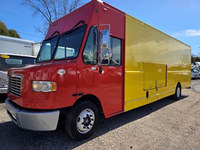 Freightliner MT55 24 ft Box Truck - 200HP, 6 Speed Automatic, Roll up Door