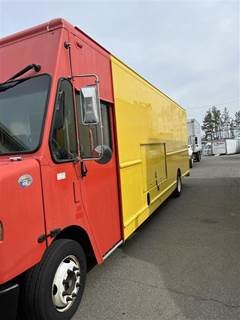 Freightliner MT55 24 ft Box Truck - 6 Speed Automatic, Roll up Door