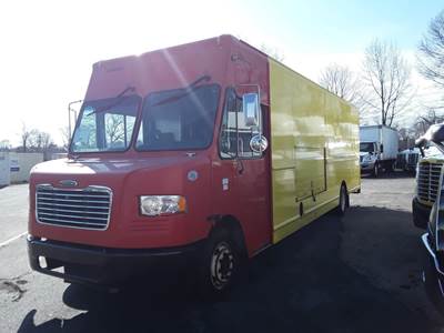 Freightliner MT55 24 ft Box Truck - 200HP, 6 Speed Automatic, Roll up Door