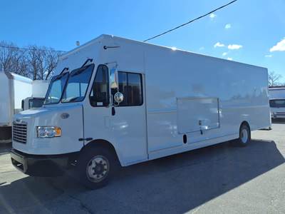 Freightliner MT55 24 ft Box Truck - 6 Speed Automatic, Roll up Door