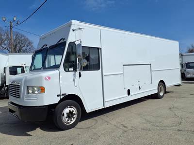 Freightliner MT55 22 ft Box Truck - 200HP, 6 Speed Automatic, Roll up Door
