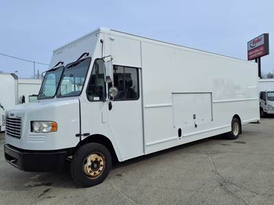 Freightliner MT55 24 ft Box Truck - 200HP, 6 Speed Automatic, Roll up Door