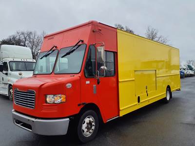 Freightliner MT55 24 ft Box Truck - 200HP, 6 Speed Automatic, Roll up Door