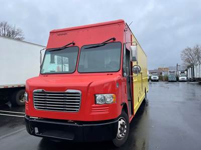 Freightliner MT55 24 ft Box Truck - 200HP, 6 Speed Automatic, Roll up Door