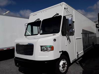 Freightliner MT55 24 ft Box Truck - 6 Speed Automatic, Roll up Door