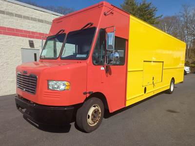 Freightliner MT55 24 ft Box Truck - 200HP, 6 Speed Automatic, Roll up Door