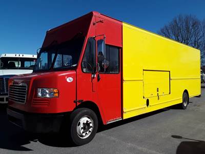 Freightliner MT55 24 ft Box Truck - 200HP, 6 Speed Automatic, Roll up Door