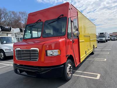 Freightliner MT55 24 ft Box Truck - 200HP, 6 Speed Automatic, Roll up Door