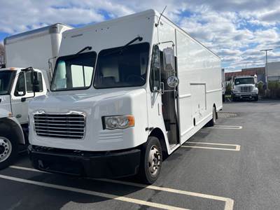 Freightliner MT55 24 ft Box Truck - 200HP, 6 Speed Automatic, Roll up Door