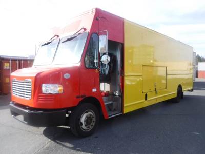 Freightliner MT55 24 ft Box Truck - 200HP, 6 Speed Automatic, Roll up Door