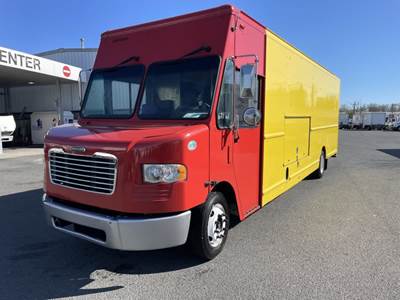 Freightliner MT55 24 ft Box Truck - 200HP, 6 Speed Automatic, Roll up Door