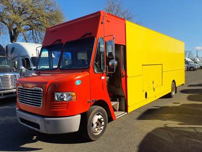 Freightliner MT55 24 ft Box Truck - 200HP, 6 Speed Automatic, Roll up Door