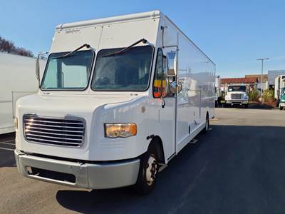 Freightliner MT55 24 ft Box Truck - 200HP, 6 Speed Automatic, Roll up Door