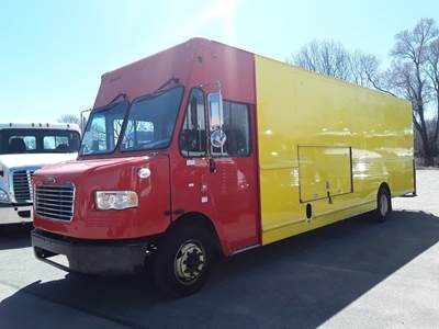 Freightliner MT55 24 ft Box Truck - 200HP, 6 Speed Automatic, Roll up Door
