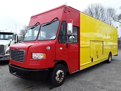 Freightliner MT55 24 ft Box Truck - 200HP, 6 Speed Automatic, Roll up Door