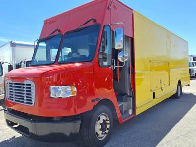 Freightliner MT55 24 ft Box Truck - 200HP, 6 Speed Automatic, Roll up Door
