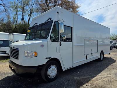 Freightliner MT55 22 ft Box Truck - 200HP, 6 Speed Automatic, Roll up Door