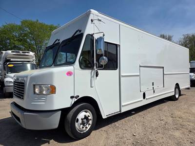 Freightliner MT55 24 ft Box Truck - 200HP, 6 Speed Automatic, Roll up Door