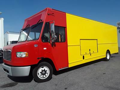 Freightliner MT55 24 ft Box Truck - 200HP, 6 Speed Automatic, Roll up Door