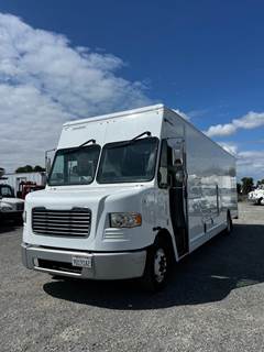 Freightliner MT55 24 ft Box Truck - 200HP, 6 Speed Automatic, Roll up Door