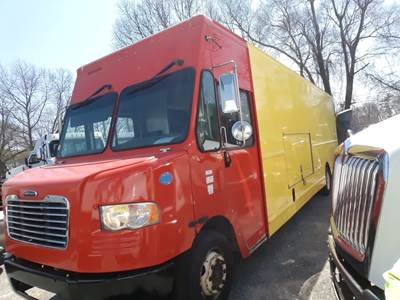 Freightliner MT55 24 ft Box Truck - 200HP, 6 Speed Automatic, Roll up Door