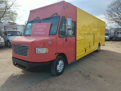 Freightliner MT55 24 ft Box Truck - 200HP, 6 Speed Automatic, Roll up Door