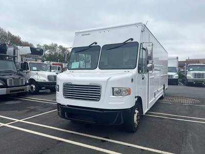 Freightliner MT55 24 ft Box Truck - 200HP, 6 Speed Automatic, Roll up Door