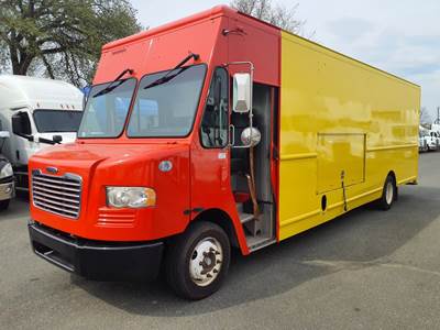 Freightliner MT55 24 ft Box Truck - 200HP, 6 Speed Automatic, Roll up Door