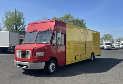 Freightliner MT55 24 ft Box Truck - 200HP, 6 Speed Automatic, Roll up Door