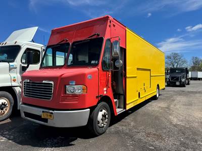 Freightliner MT55 24 ft Box Truck - 200HP, 6 Speed Automatic, Roll up Door