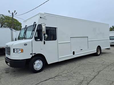 Freightliner MT55 24 ft Box Truck - 200HP, 6 Speed Automatic, Roll up Door