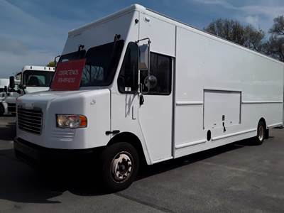 Freightliner MT55 24 ft Box Truck - 200HP, 6 Speed Automatic, Roll up Door