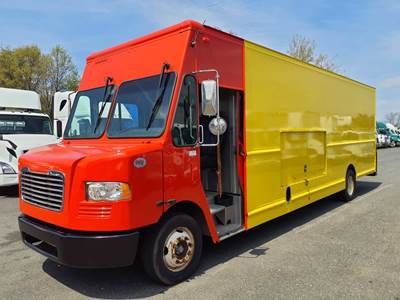 Freightliner MT55 24 ft Box Truck - 200HP, 6 Speed Automatic, Roll up Door
