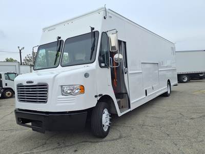 Freightliner MT55 24 ft Box Truck - 200HP, 6 Speed Automatic, Roll up Door