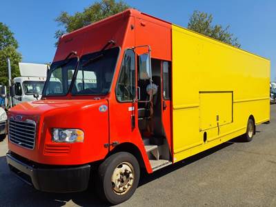 Freightliner MT55 24 ft Box Truck - 6 Speed Automatic, Roll up Door