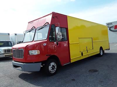 Freightliner MT55 24 ft Box Truck - 200HP, 6 Speed Automatic, Roll up Door